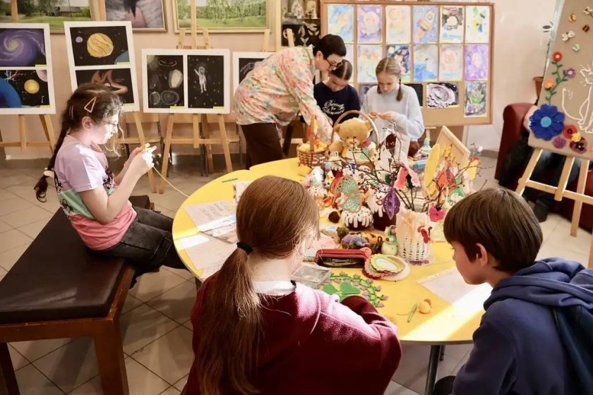 В Красногорске в культурном центре «Архангельское» прошёл мастер‑класс «Пасхальный цыплёнок»