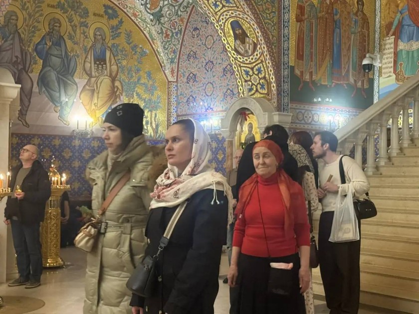 Пасхальными цветами озарились купола Никольского храма в Красногорске