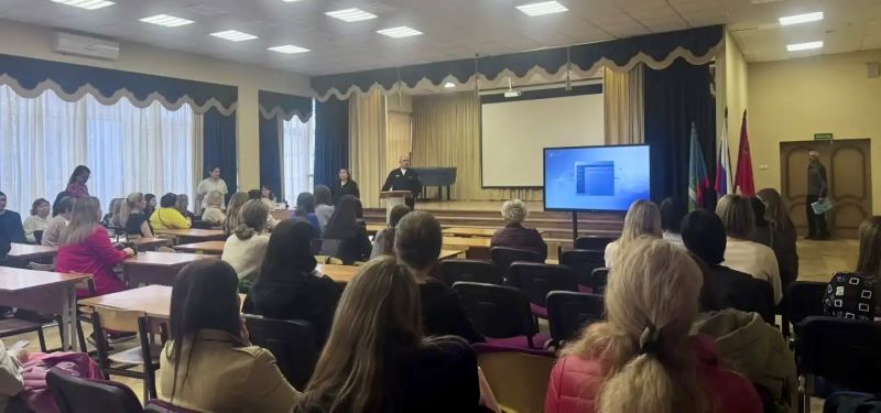 Полицейские в Красногорске приняли участие в родительском собрании в школе