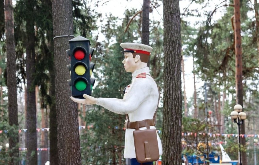 Дмитрий Волков проверил подготовку детского городка «Сказочный» к летнему сезону