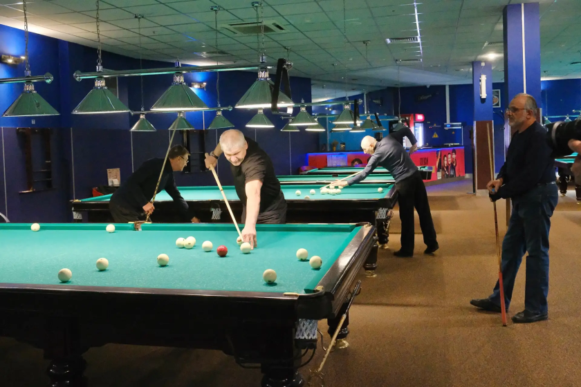 В Красногорске участники программы «Активное долголетие» осваивают русский бильярд