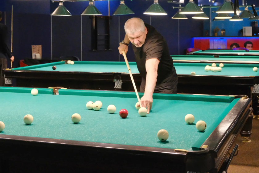 В Красногорске участники программы «Активное долголетие» осваивают русский бильярд