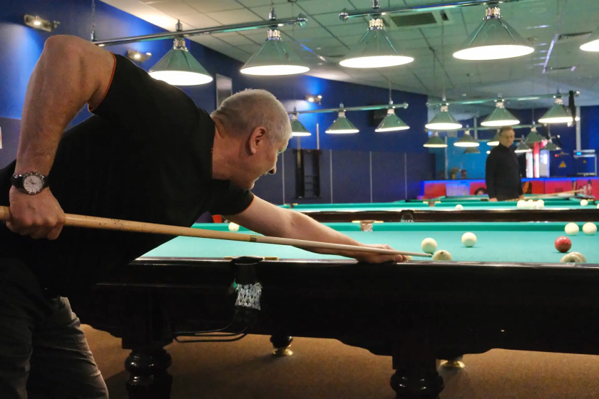 В Красногорске участники программы «Активное долголетие» осваивают русский бильярд