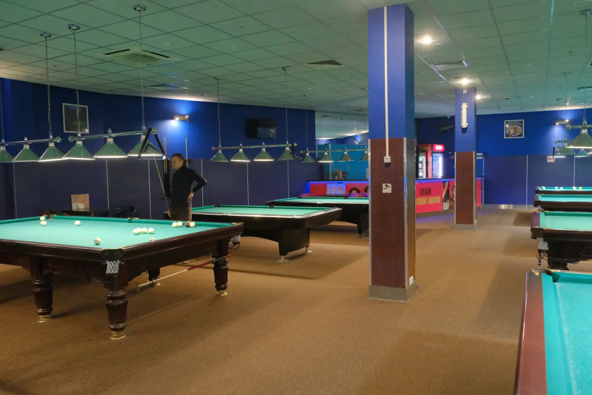 В Красногорске участники программы «Активное долголетие» осваивают русский бильярд