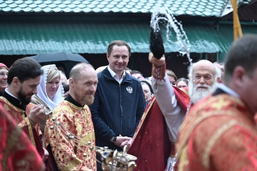 Дмитрий Волков разделил пасхальную молитву с прихожанами в Успенском храме