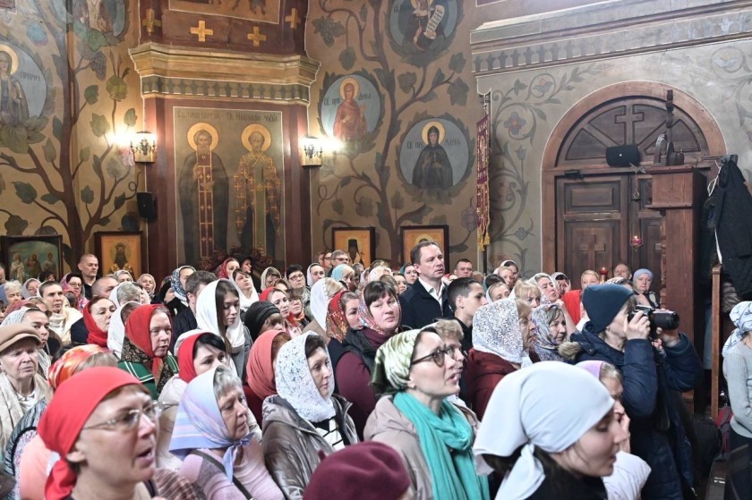 Дмитрий Волков разделил пасхальную молитву с прихожанами в Успенском храме