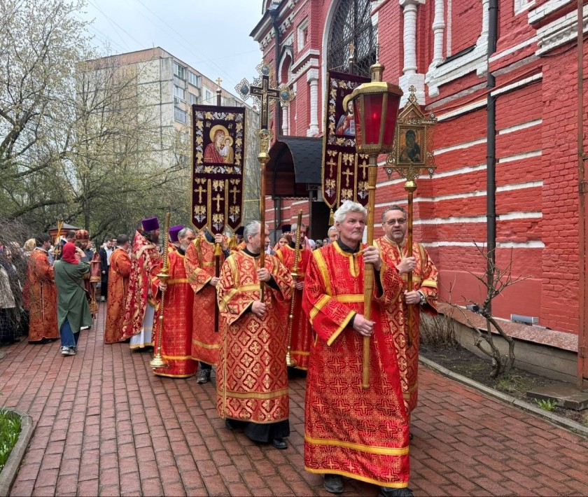 Дмитрий Волков разделил пасхальную молитву с прихожанами в Успенском храме