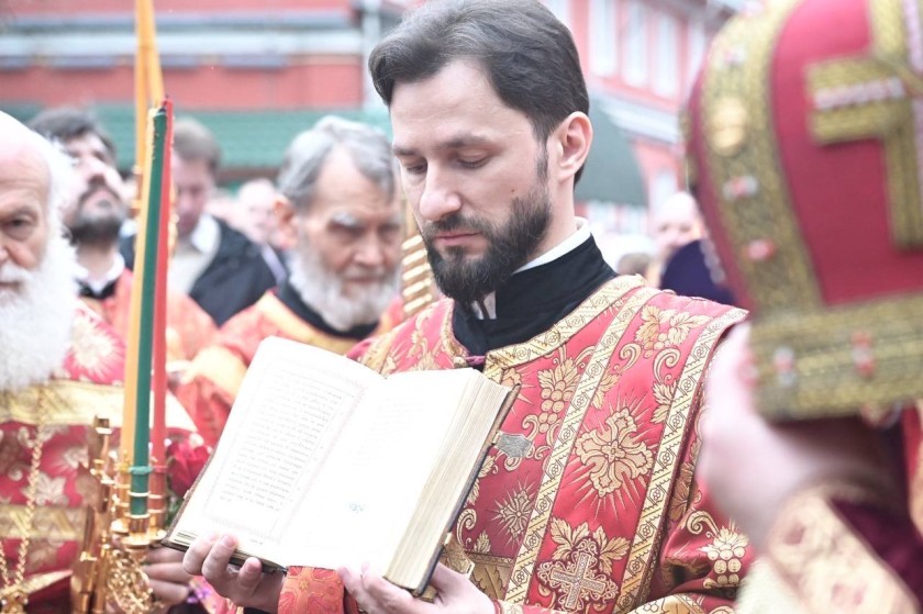 Дмитрий Волков разделил пасхальную молитву с прихожанами в Успенском храме