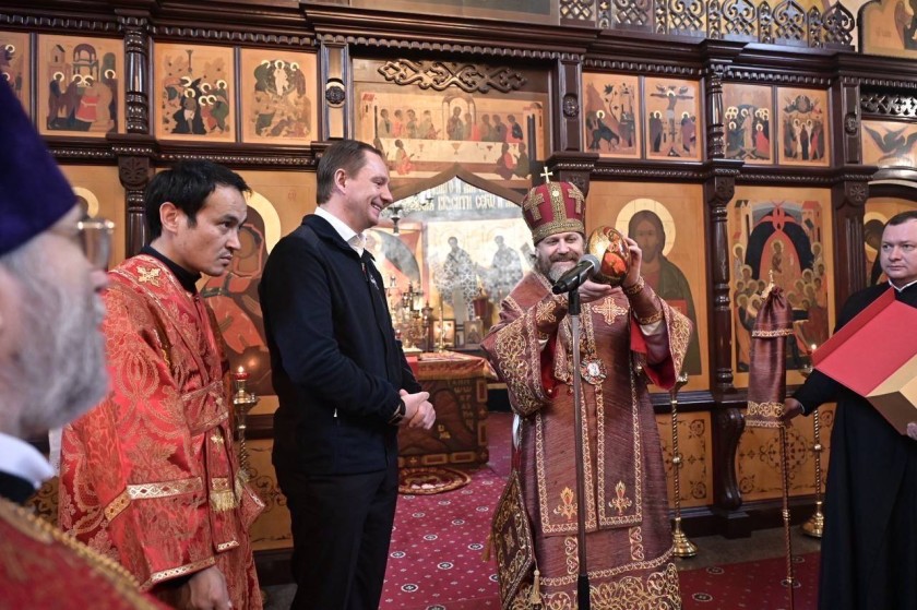 Дмитрий Волков разделил пасхальную молитву с прихожанами в Успенском храме