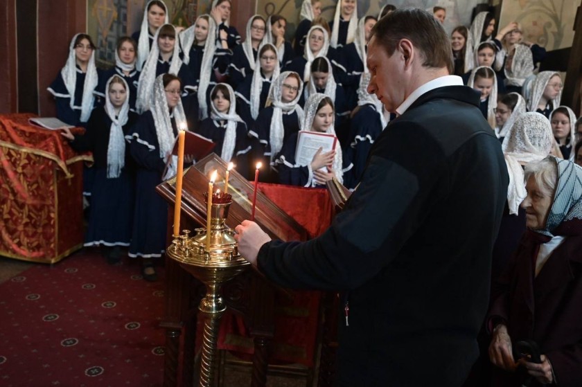 Дмитрий Волков разделил пасхальную молитву с прихожанами в Успенском храме