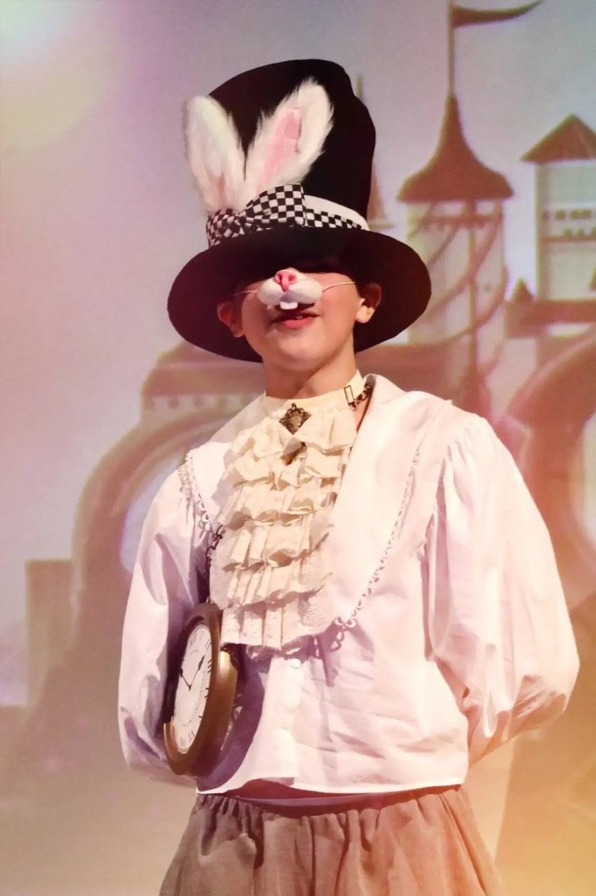 Магия творчества: в нахабинском лицее поставили «Алису в стране чудес»