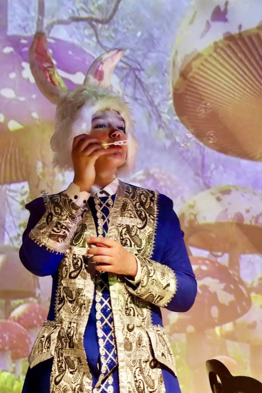 Магия творчества: в нахабинском лицее поставили «Алису в стране чудес»