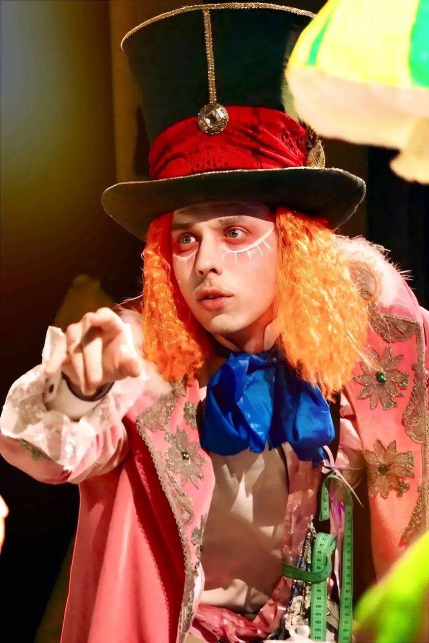 Магия творчества: в нахабинском лицее поставили «Алису в стране чудес»