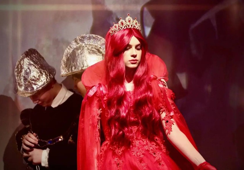 Магия творчества: в нахабинском лицее поставили «Алису в стране чудес»