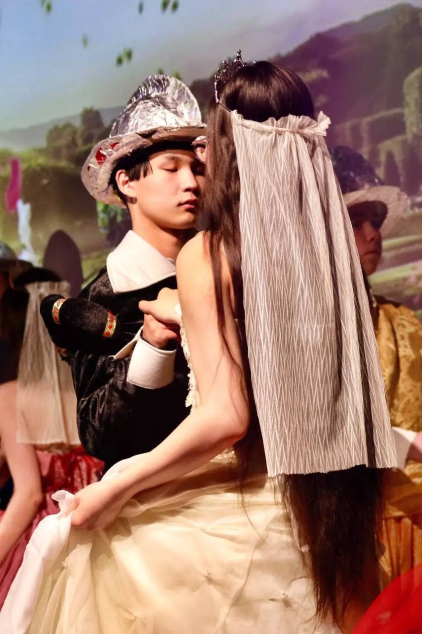 Магия творчества: в нахабинском лицее поставили «Алису в стране чудес»