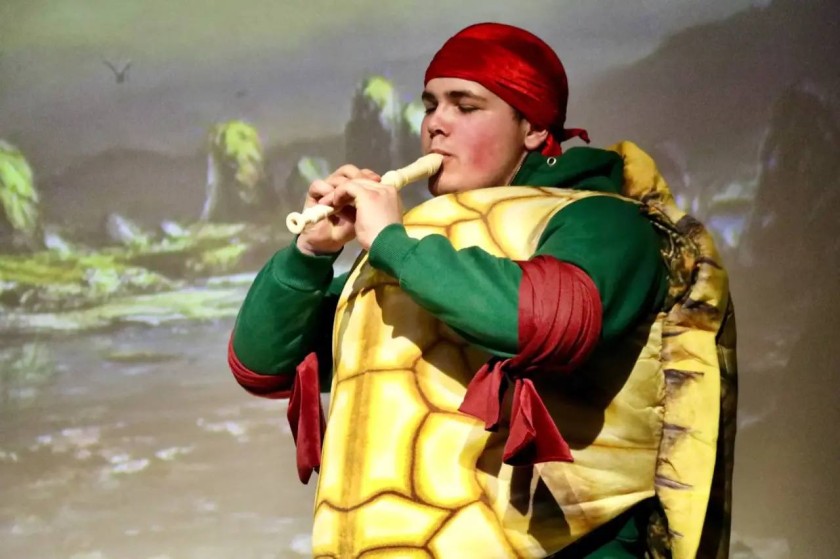 Магия творчества: в нахабинском лицее поставили «Алису в стране чудес»