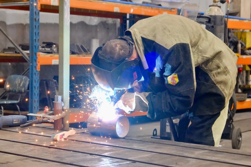 На базе машиностроительного завода «Бецема» прошел конкурс «Лучший по профессии» среди сварщиков