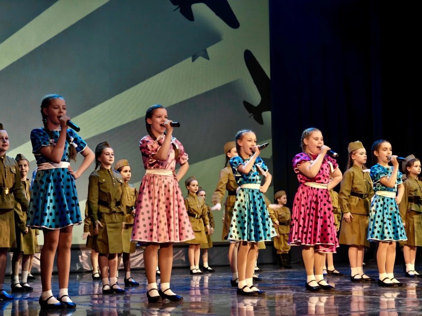 На сцене Дворца культуры состоялся отчётный концерт «Наш год в танце» Образцового коллектива «Студия народного танца «Карнавал».