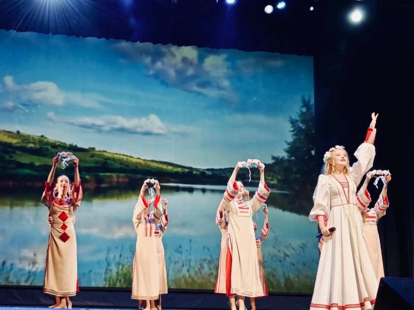 На сцене Дворца культуры состоялся отчётный концерт «Наш год в танце» Образцового коллектива «Студия народного танца «Карнавал».