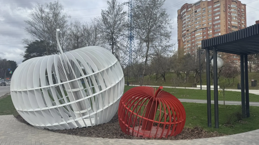В Яблоневом сквере появился новый архитектурный элемент