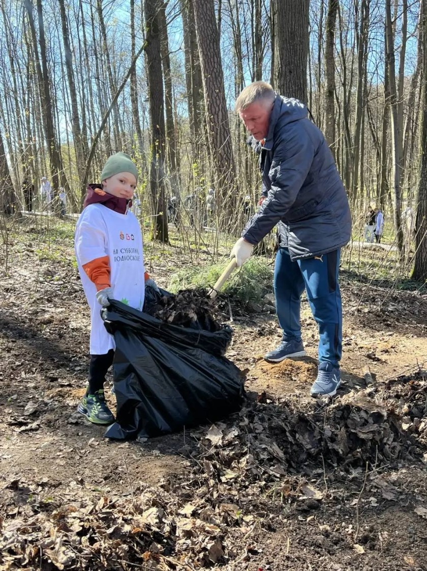 Сотрудники компании «Водоканал «Павшино» и Дворца культуры «Подмосковье» приняли участие во Всероссийском субботнике в Красногорске, на территории у «Зеленого театра» в Городском парке