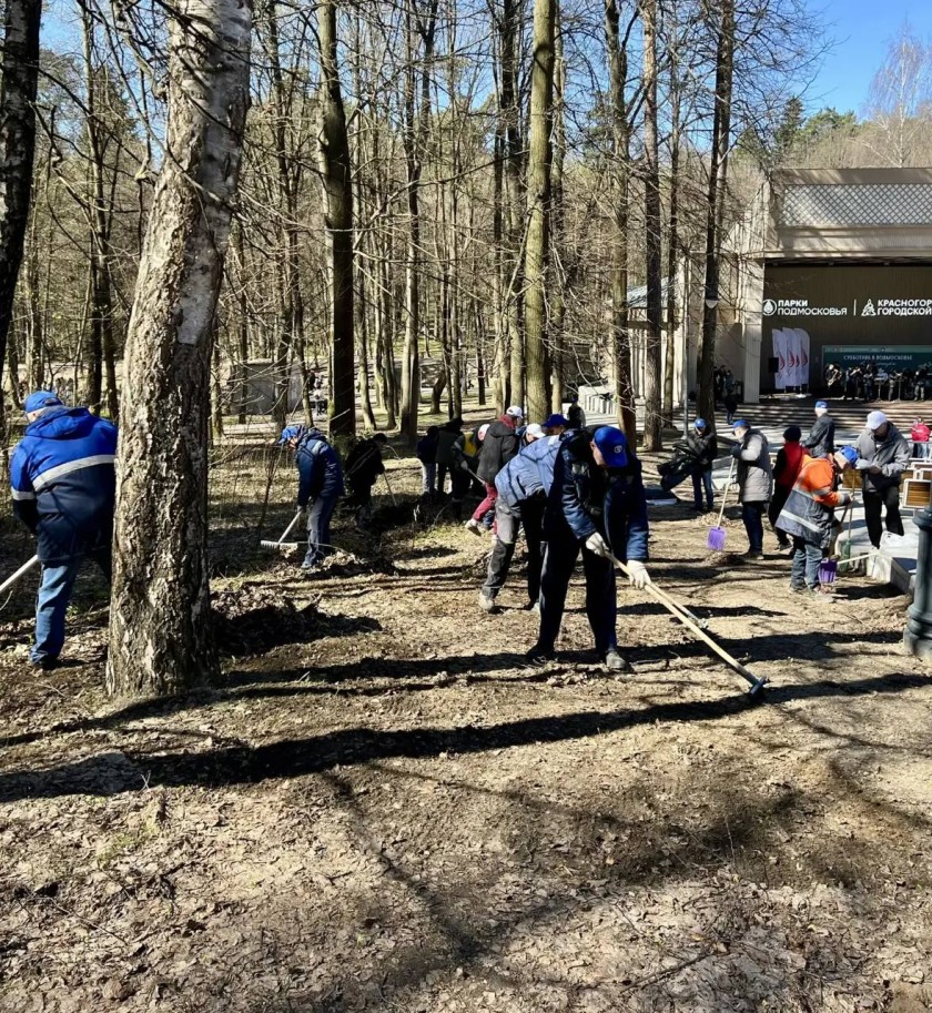 Сотрудники компании «Водоканал «Павшино» и Дворца культуры «Подмосковье» приняли участие во Всероссийском субботнике в Красногорске, на территории у «Зеленого театра» в Городском парке