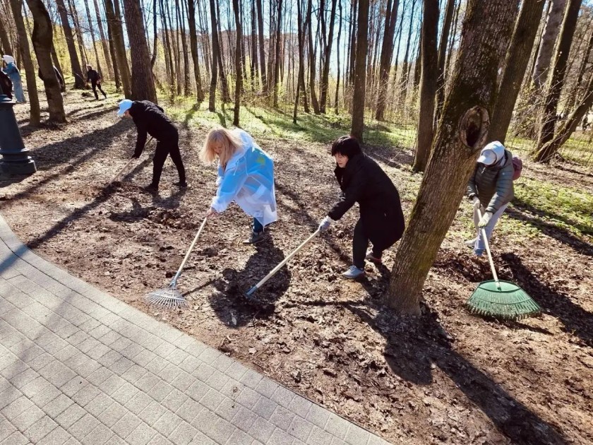 Сотрудники компании «Водоканал «Павшино» и Дворца культуры «Подмосковье» приняли участие во Всероссийском субботнике в Красногорске, на территории у «Зеленого театра» в Городском парке