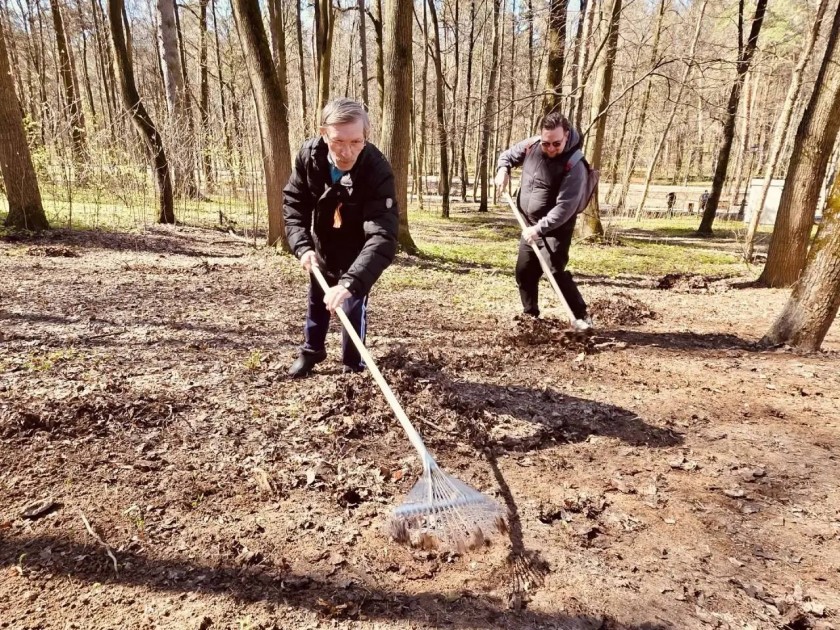 Сотрудники компании «Водоканал «Павшино» и Дворца культуры «Подмосковье» приняли участие во Всероссийском субботнике в Красногорске, на территории у «Зеленого театра» в Городском парке