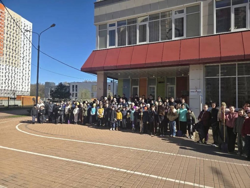 Учителя, воспитатели, школьники и детсадовцы -  образовательный блок и воспитанники в полном составе вышел на Всероссийский субботник