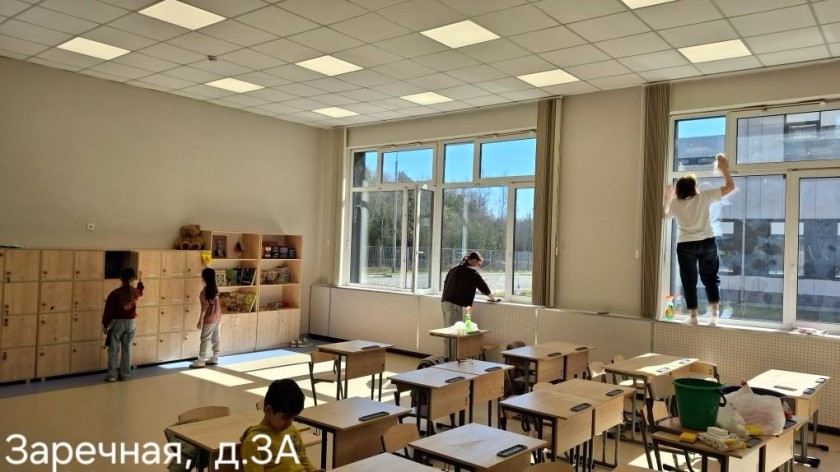 Учителя, воспитатели, школьники и детсадовцы -  образовательный блок и воспитанники в полном составе вышел на Всероссийский субботник