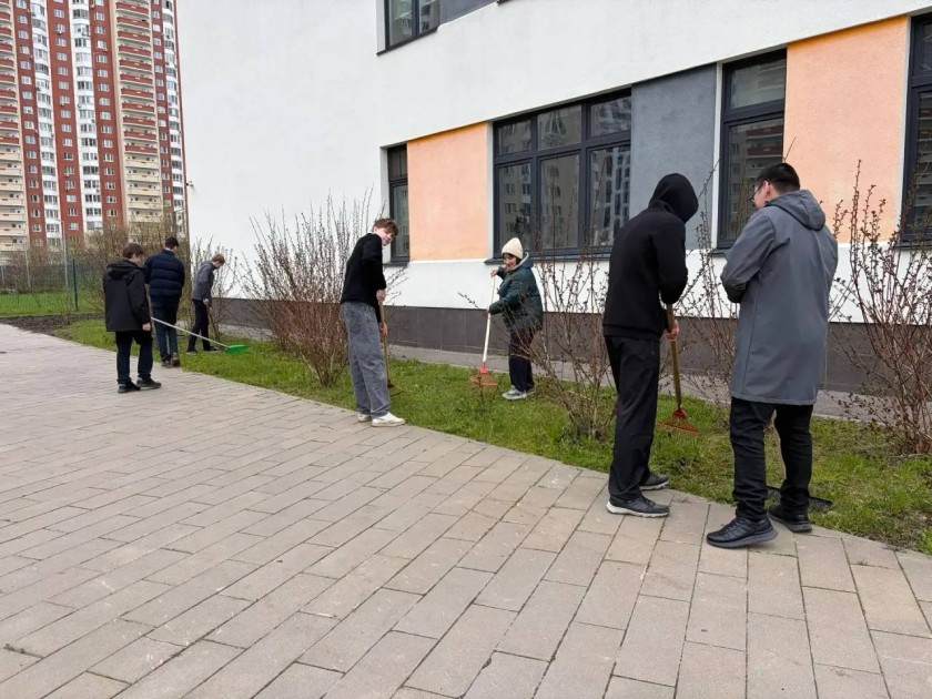 Учителя, воспитатели, школьники и детсадовцы -  образовательный блок и воспитанники в полном составе вышел на Всероссийский субботник