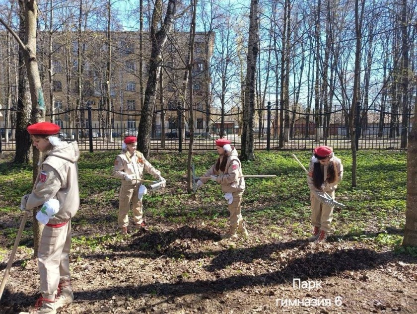 Учителя, воспитатели, школьники и детсадовцы -  образовательный блок и воспитанники в полном составе вышел на Всероссийский субботник