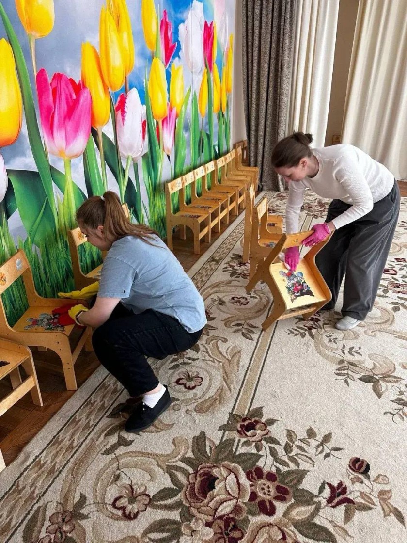 Учителя, воспитатели, школьники и детсадовцы -  образовательный блок и воспитанники в полном составе вышел на Всероссийский субботник