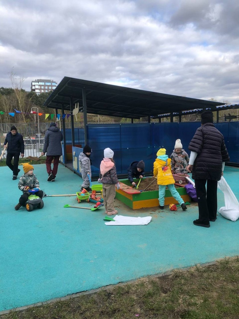 Учителя, воспитатели, школьники и детсадовцы -  образовательный блок и воспитанники в полном составе вышел на Всероссийский субботник