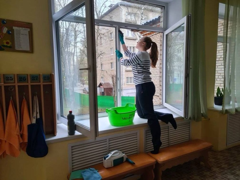 Учителя, воспитатели, школьники и детсадовцы -  образовательный блок и воспитанники в полном составе вышел на Всероссийский субботник