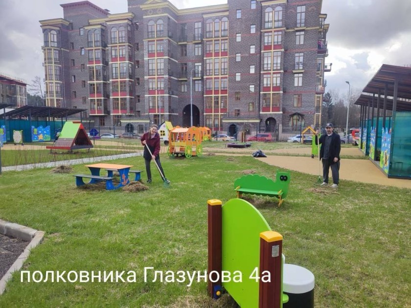 Учителя, воспитатели, школьники и детсадовцы -  образовательный блок и воспитанники в полном составе вышел на Всероссийский субботник