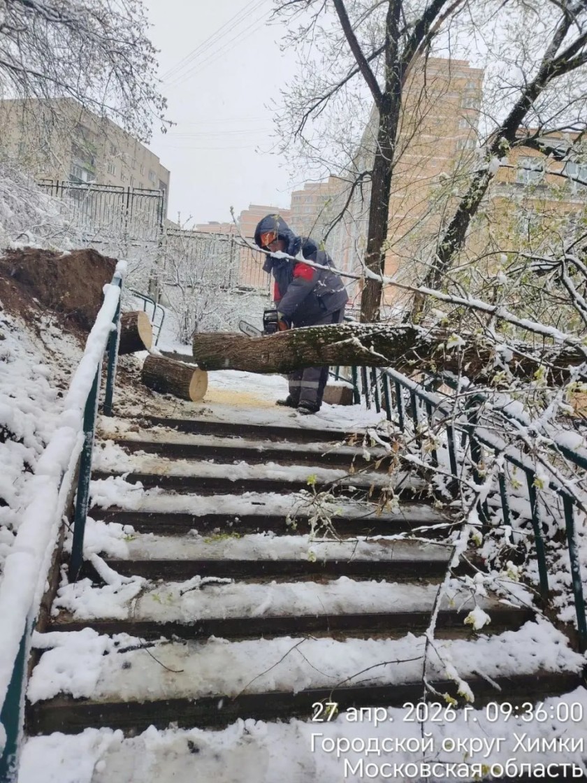Сотрудники городских служб Красногорска продолжают работы по ликвидации последствий снегопада