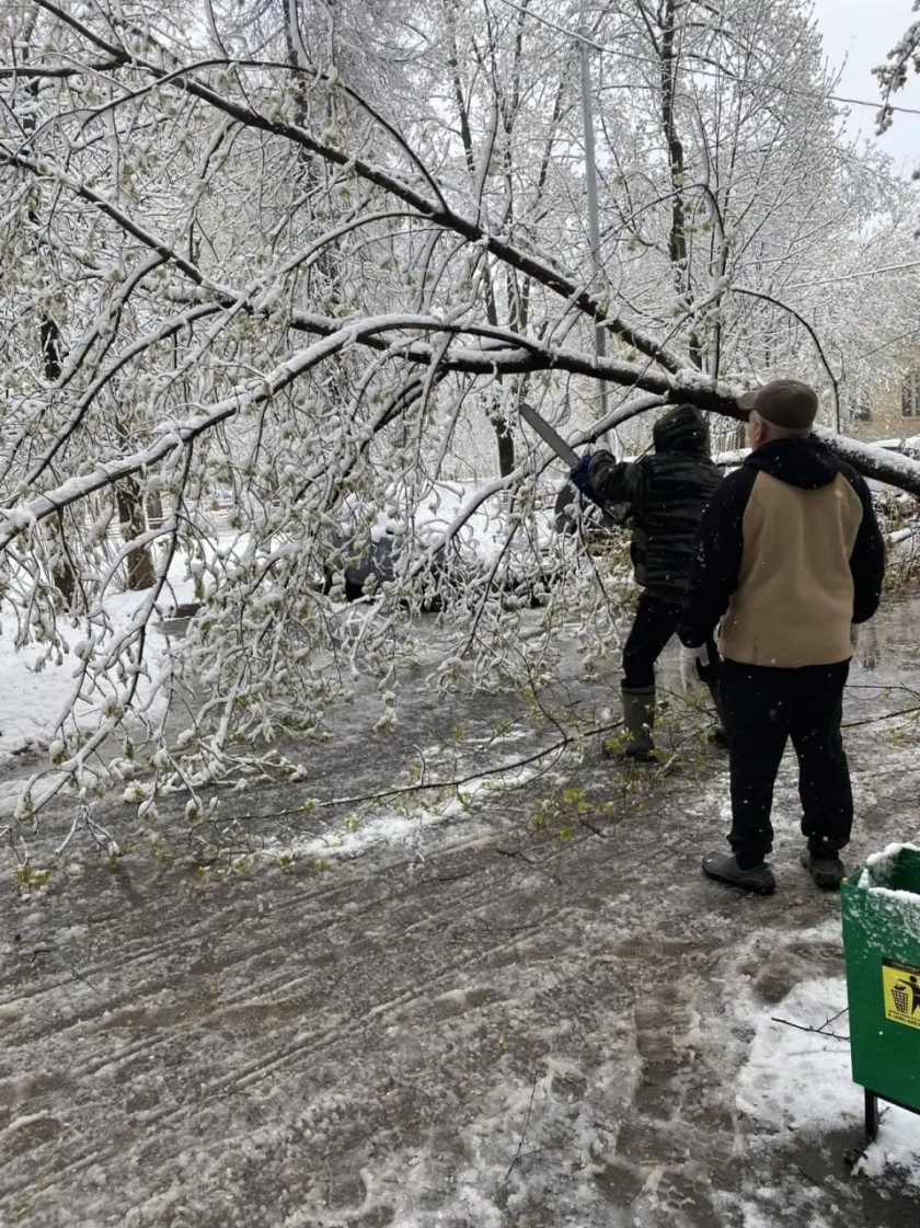 Сотрудники городских служб Красногорска продолжают работы по ликвидации последствий снегопада