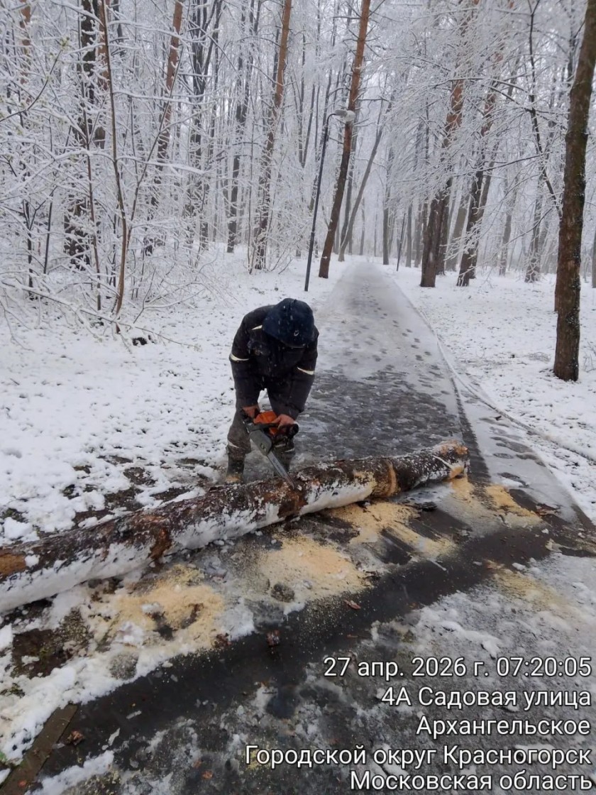Сотрудники городских служб Красногорска продолжают работы по ликвидации последствий снегопада