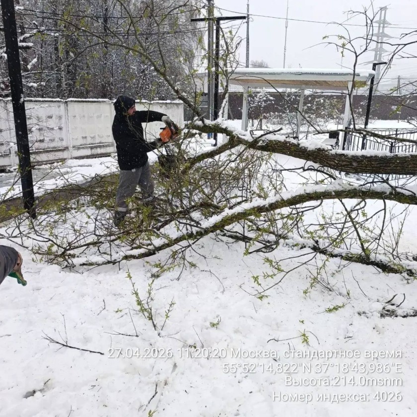 Сотрудники городских служб Красногорска работают в усиленном режиме после обильного снегопада