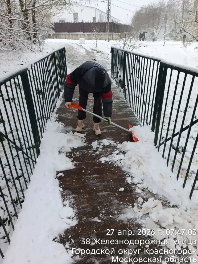 Сотрудники городских служб Красногорска работают в усиленном режиме после обильного снегопада