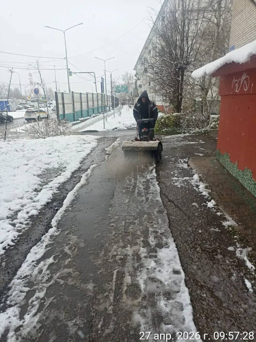 Сотрудники городских служб Красногорска работают в усиленном режиме после обильного снегопада