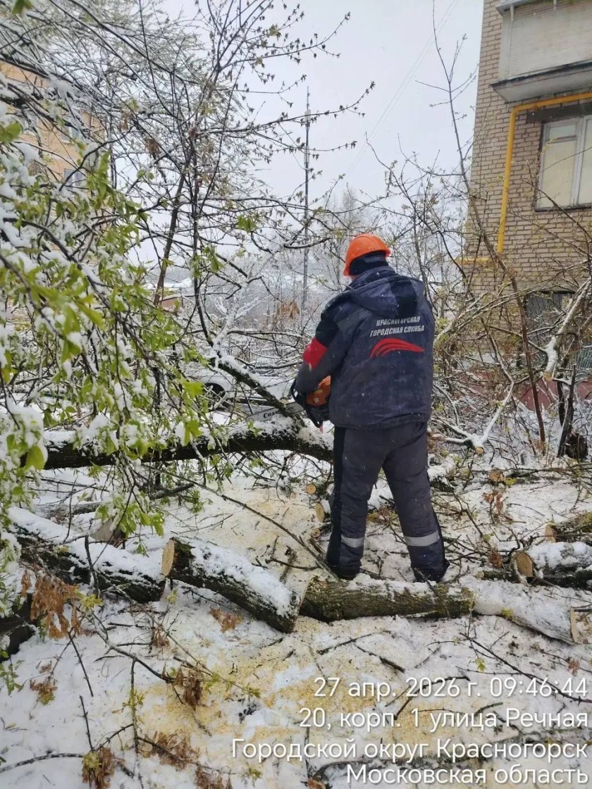 Сотрудники городских служб Красногорска работают в усиленном режиме после обильного снегопада