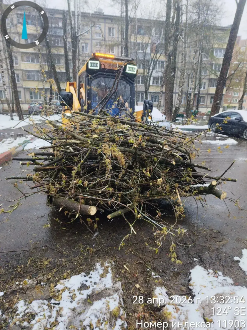 Апрельский снег в Красногорске: весна взяла паузу, а дворники - лопаты