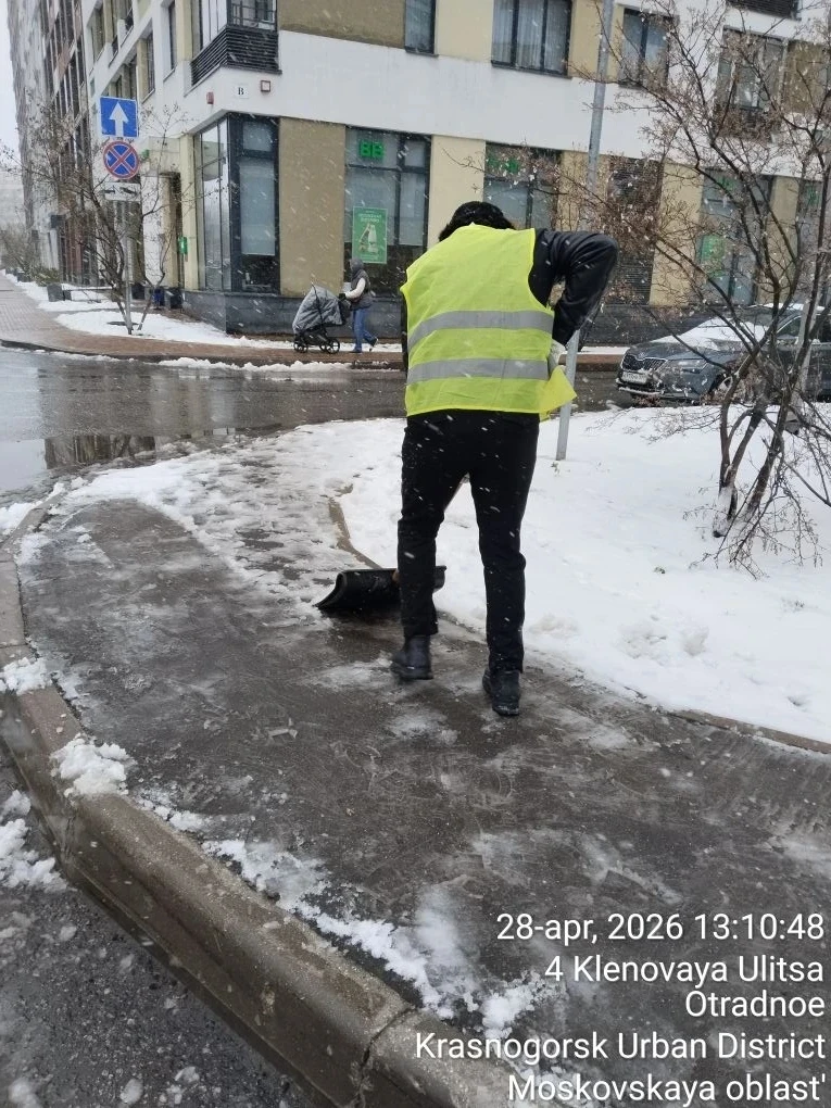 Апрельский снег в Красногорске: весна взяла паузу, а дворники - лопаты