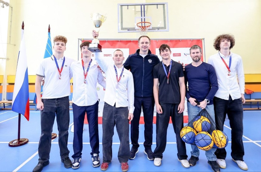 Дмитрий Волков вручил награды призерам Единой школьной лиги в гимназии №5