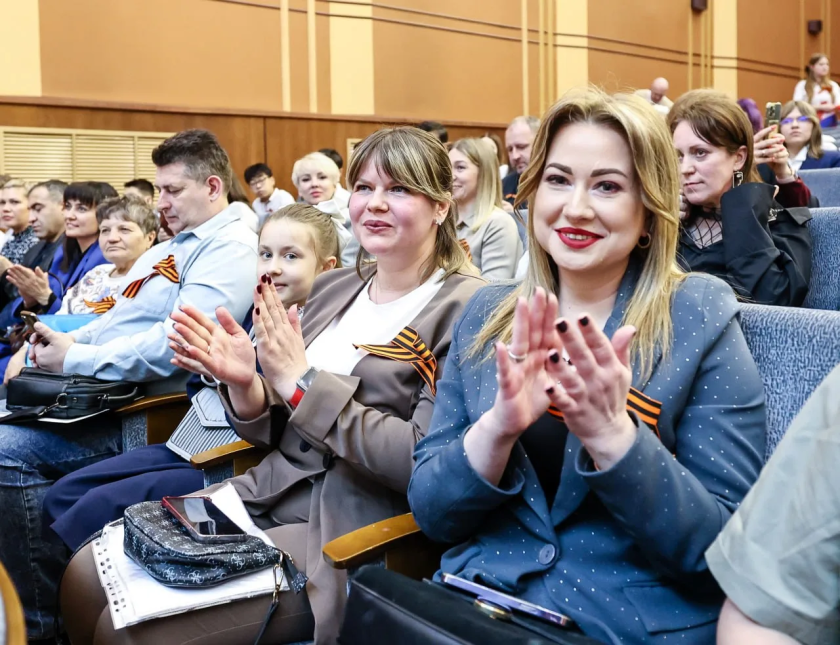 Дмитрий Волков вручил паспорта юным красногорцам в рамках акции «Георгиевская ленточка»
