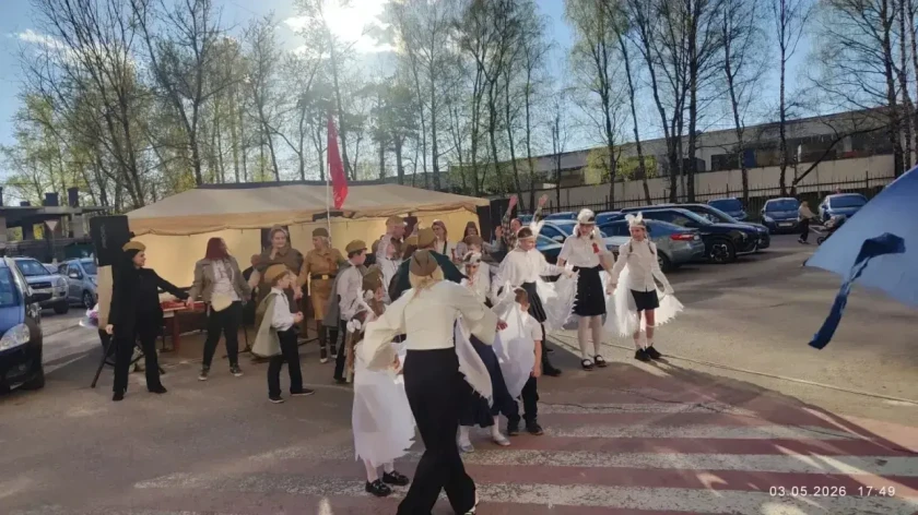 Живая связь поколений: в ЖК Красногорска поздравили ветеранов с наступающим Днем Победы