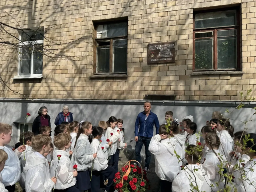 В Красногорске прошли торжественные возложения цветов к мемориальным доскам в честь Героев Советского Союза -  Георгия Матвеевича Ленева и Николая Степановича Угрюмова