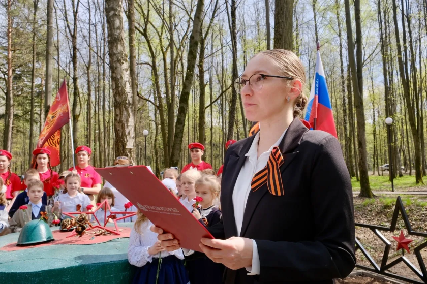 В Красногорске почтили память героев у оборонительного памятника - долговременной огневой точки на улице Советской